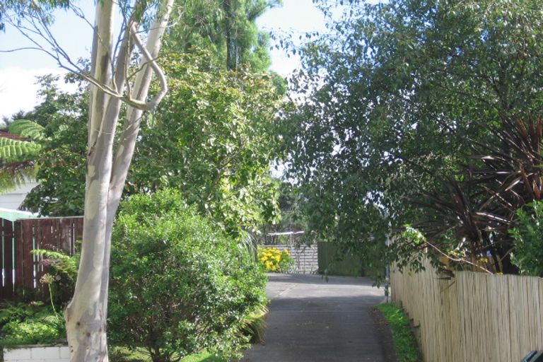 Photo of property in 33 Staincross Street, Green Bay, Auckland, 0604