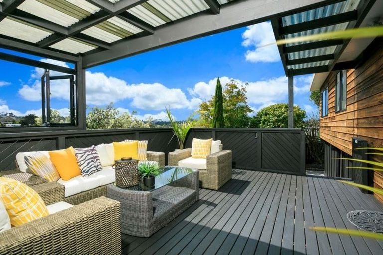 Photo of property in 2/17 Mirovale Place, Totara Vale, Auckland, 0629