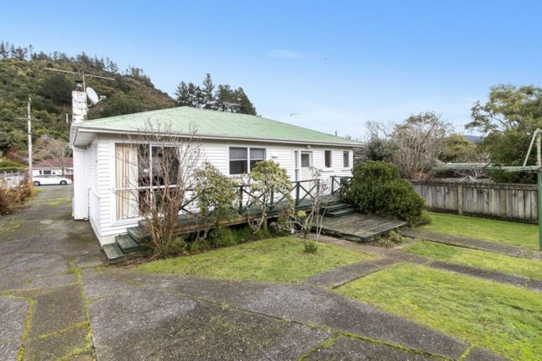 Photo of property in 95 Hine Road, Wainuiomata, Lower Hutt, 5014