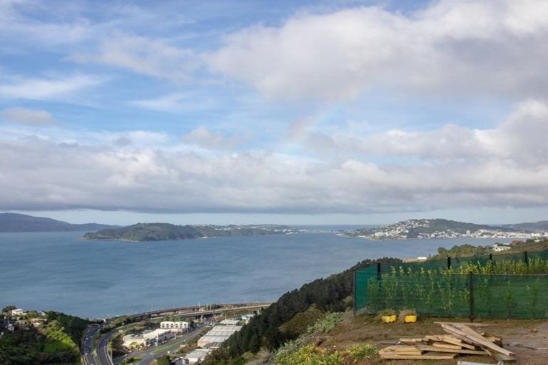 Photo of property in 33 Grumman Lane, Newlands, Wellington, 6037