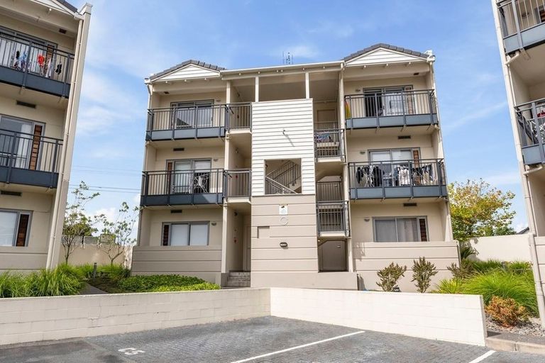 Photo of property in 13c/71 Spencer Road, Oteha, Auckland, 0632