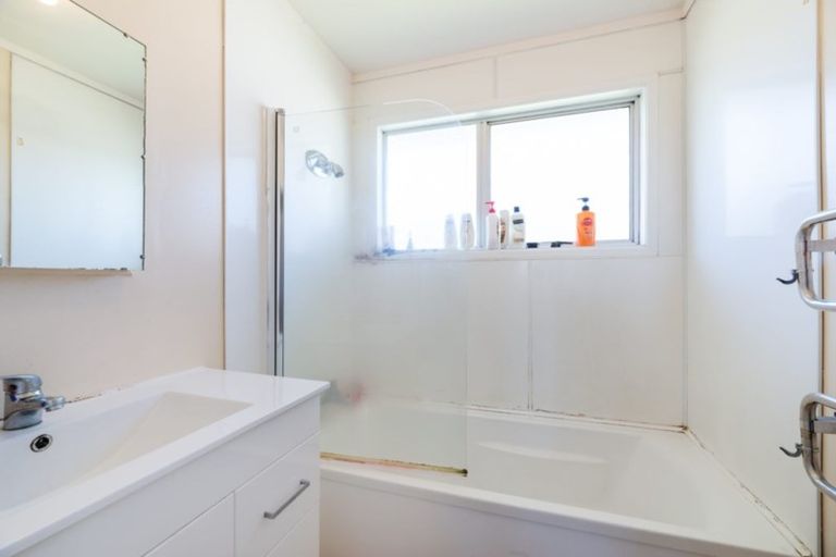 Photo of property in 1/15 Frobisher Way, Clendon Park, Auckland, 2103