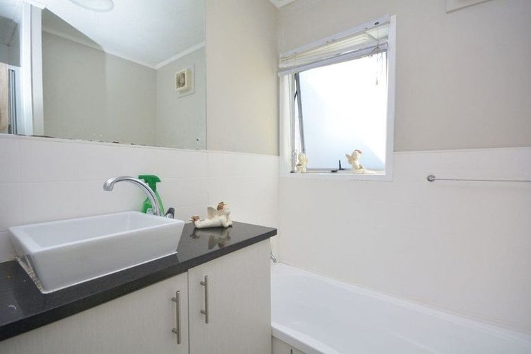 Photo of property in 2 Sunlands Drive, Manurewa, Auckland, 2102