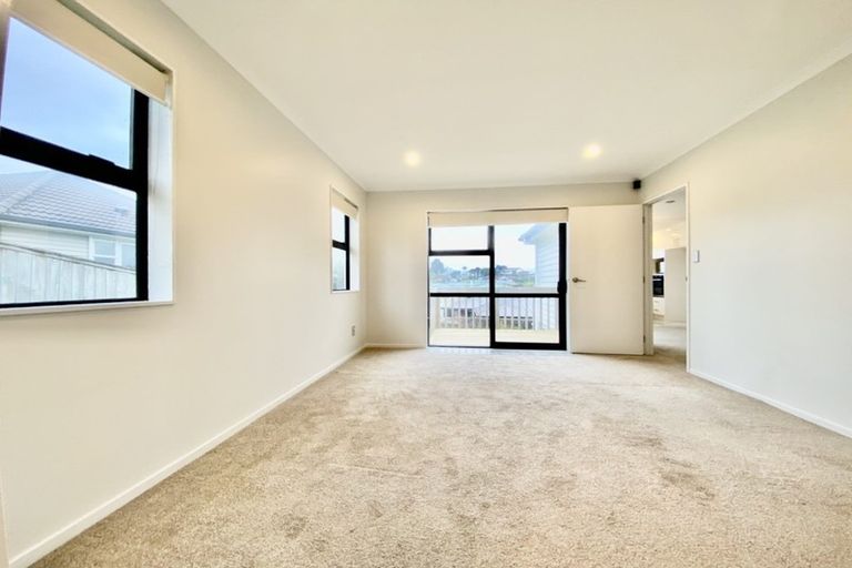 Photo of property in 14 Ray Small Drive, Papakura, 2110