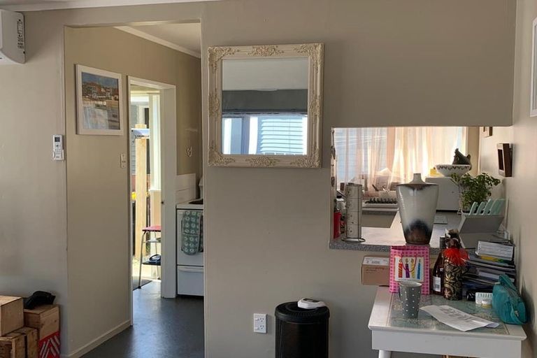 Photo of property in 3/49 Apu Crescent, Lyall Bay, Wellington, 6022