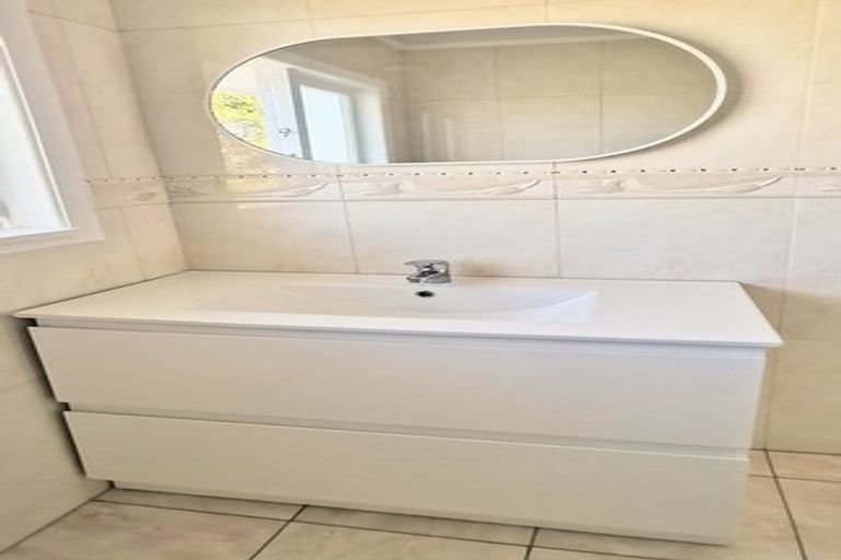 Photo of property in 2/15 Merton Avenue, Glenfield, Auckland, 0627