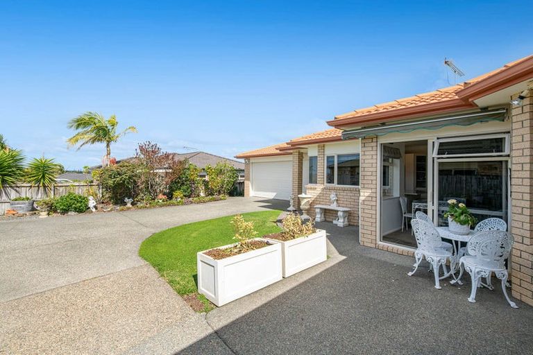 Photo of property in 18 Chesterfield Way, Orewa, 0931