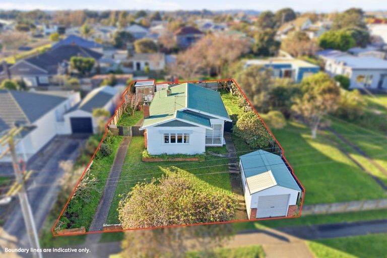Photo of property in 100 Gonville Avenue, Gonville, Whanganui, 4501