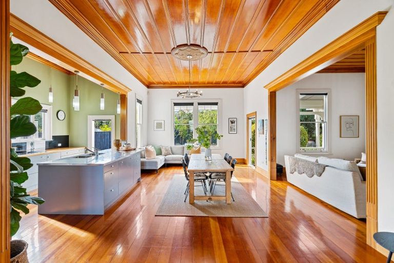 Photo of property in 6 Thompson Road, Bluff Hill, Napier, 4110