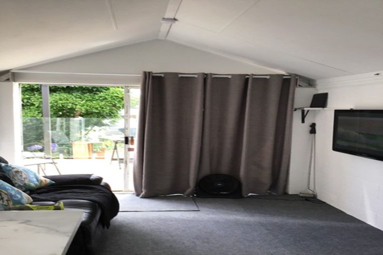 Photo of property in 11 Edgware Road, West Harbour, Auckland, 0618