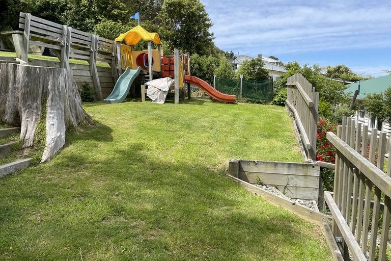 Photo of property in 17 Bedford Street, Northland, Wellington, 6012