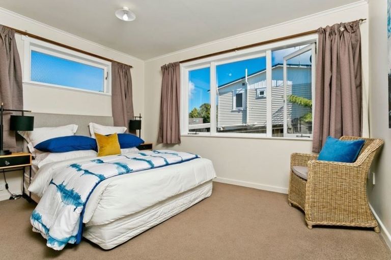 Photo of property in 1/962 East Coast Road, Northcross, Auckland, 0632