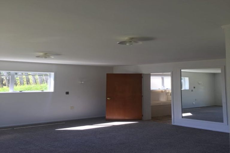 Photo of property in 303 Glenfield Road, Glenfield, Auckland, 0629