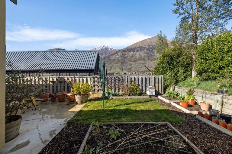 Photo of property in 2 Huxley Place, Lake Hayes, Queenstown, 9304