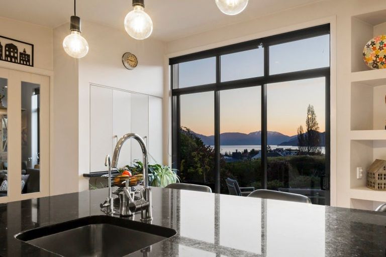 Photo of property in 4 Oregon Drive, Kelvin Heights, Queenstown, 9300