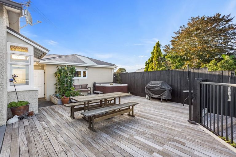 Photo of property in 46 Rewarewa Road, Te Atatu Peninsula, Auckland, 0610