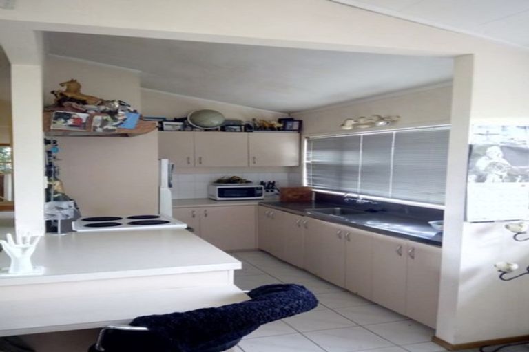 Photo of property in 2/26 Mellons Bay Road, Howick, Auckland, 2014