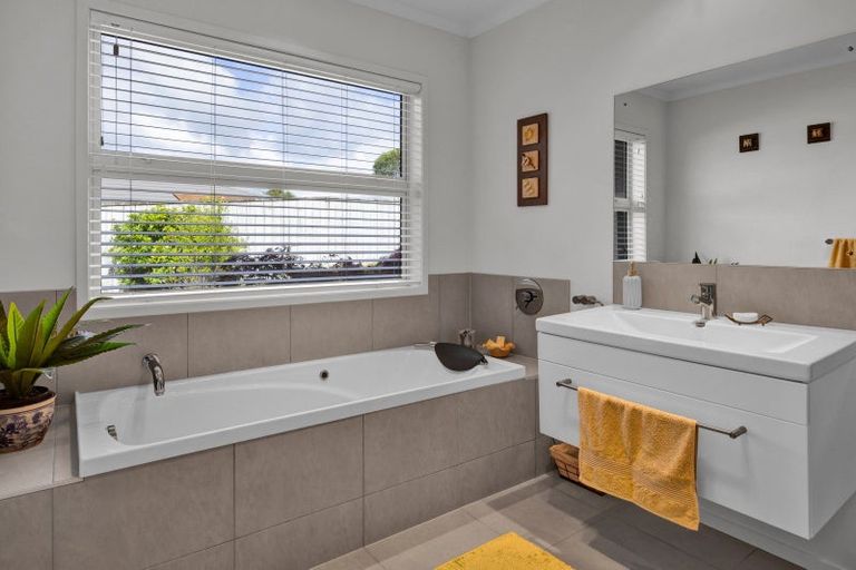 Photo of property in 27 Montague Grove, Stratford, 4332