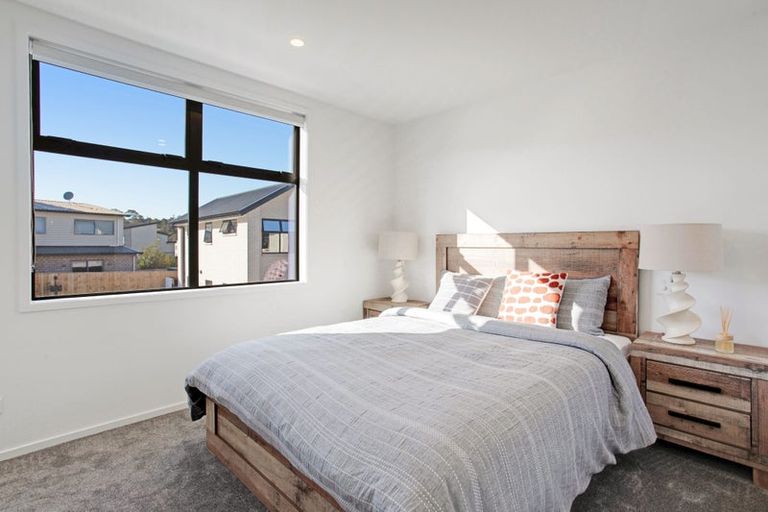 Photo of property in 4/23 Awaroa Road, Sunnyvale, Auckland, 0612