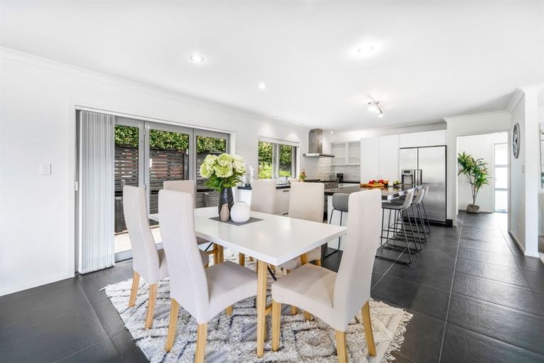 Photo of property in 32 Corricvale Way, Northcross, Auckland, 0630