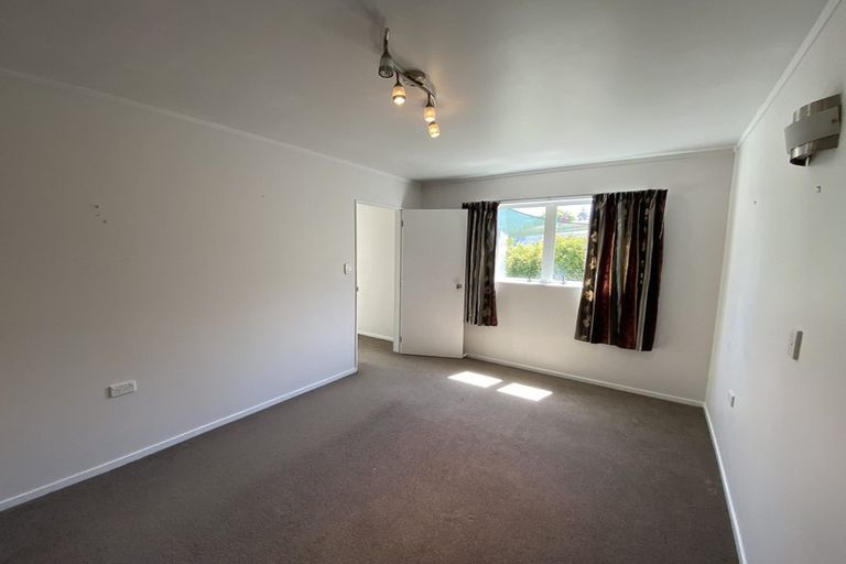 Photo of property in 41 Cron Avenue, Te Atatu South, Auckland, 0610