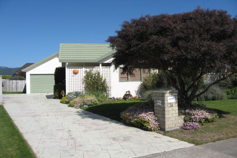 Photo of property in 24 Hadleigh Court, Paraparaumu, 5032