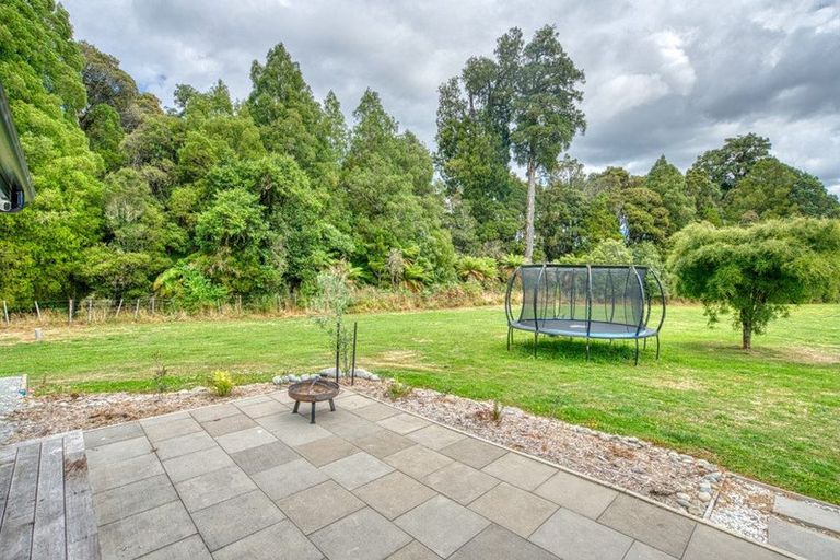 Photo of property in 5 Fairway Drive, Moana, 7872