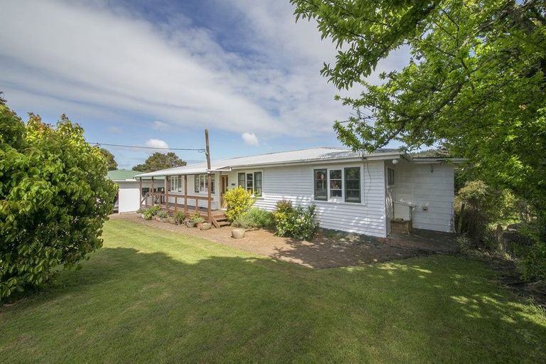 Photo of property in 18 School Road, Riverhead, 0820