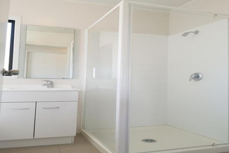 Photo of property in 2/1 Landsdale Place, Massey, Auckland, 0614