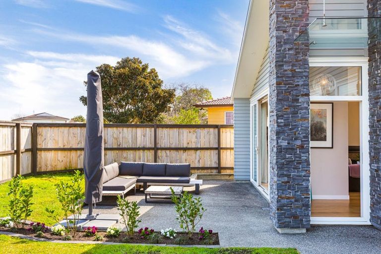Photo of property in 21 Glenhaven Place, Te Atatu Peninsula, Auckland, 0610