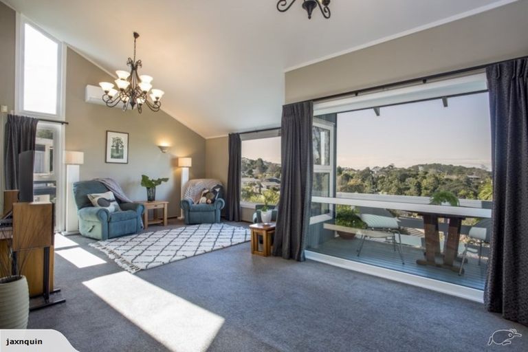 Photo of property in 21 Makepiece Place, Chatswood, Auckland, 0626