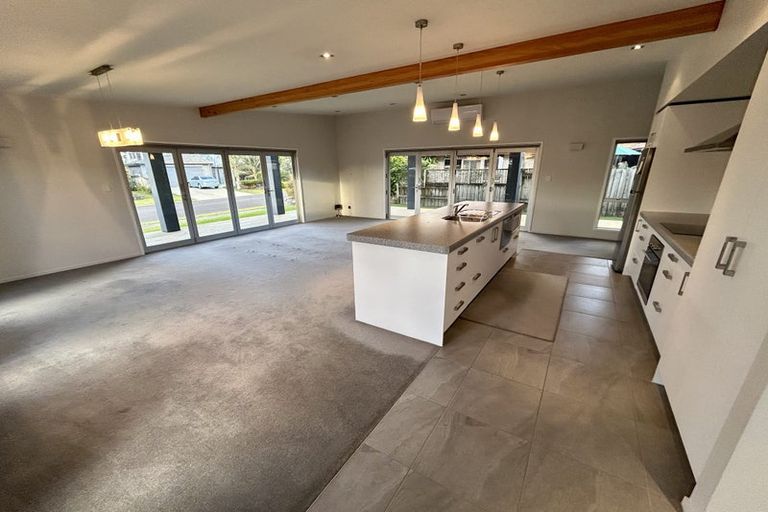 Photo of property in 10 Paradise Point Place, One Tree Point, 0118