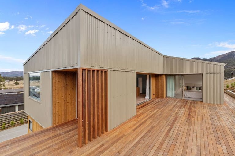 Photo of property in 33 Tomtit Crescent, Lake Hawea, 9382