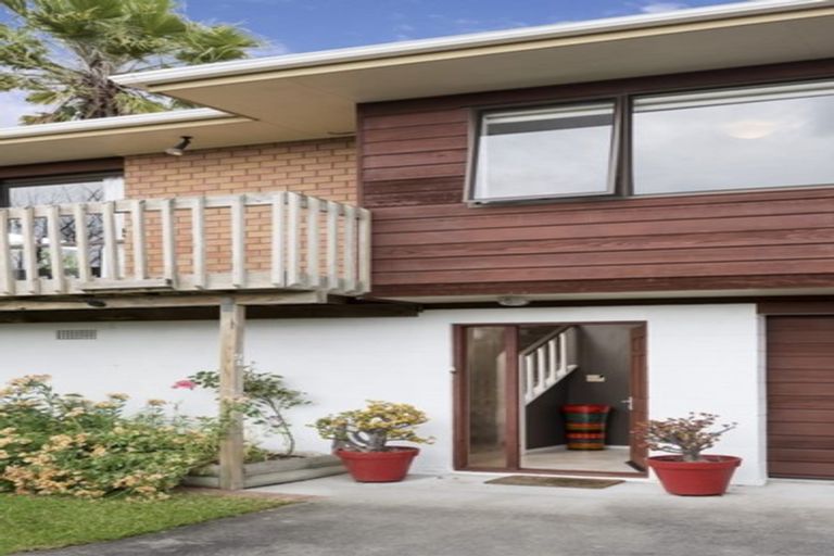 Photo of property in 2/98 Gosford Drive, Botany Downs, Auckland, 2010