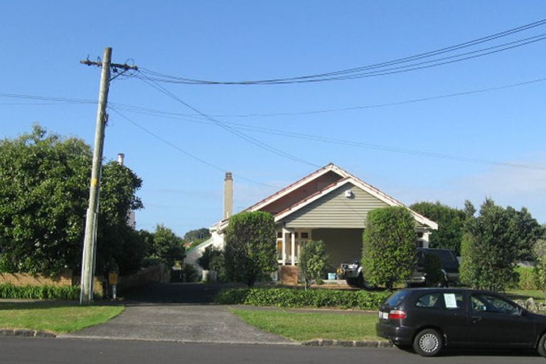 Photo of property in 6 Memorial Avenue, Mount Roskill, Auckland, 1041