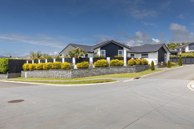 Photo of property in 1 Oakmont Crescent, Waiwhakaiho, New Plymouth, 4312