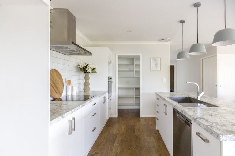 Photo of property in 3 Oakmont Crescent, Waiwhakaiho, New Plymouth, 4312