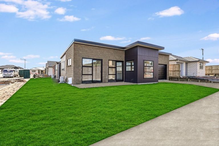 Photo of property in 73 Waruhia Crescent, Rototuna North, 3281