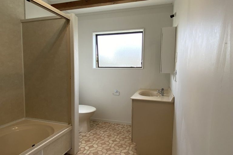 Photo of property in 23 Flanshaw Road, Te Atatu South, Auckland, 0610