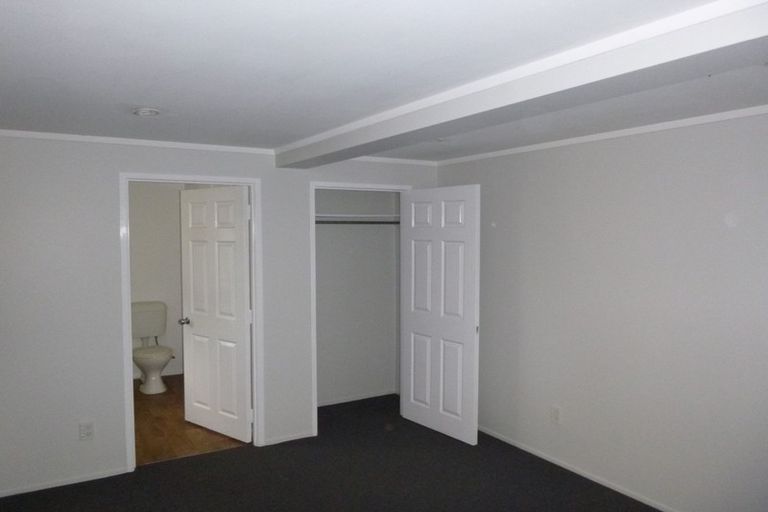 Photo of property in 22 Raymond Terrace, Northcote, Auckland, 0627