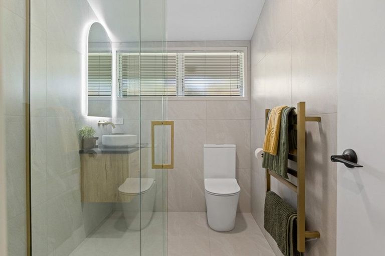 Photo of property in 3/50 Old Lake Road, Narrow Neck, Auckland, 0624