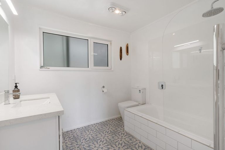 Photo of property in 15 Arde Place, Massey, Auckland, 0614