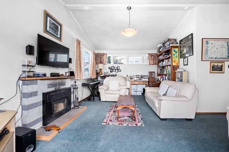 Photo of property in 4 Cotswold Crescent, Newlands, Wellington, 6037