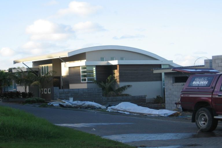 Photo of property in 25 Courtneys, West Harbour, Auckland, 0618