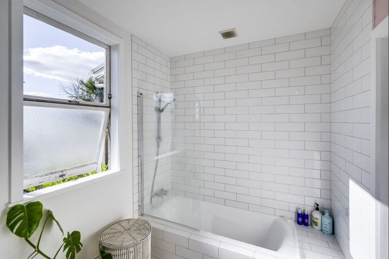 Photo of property in 1013 Heretaunga Street East, Parkvale, Hastings, 4122