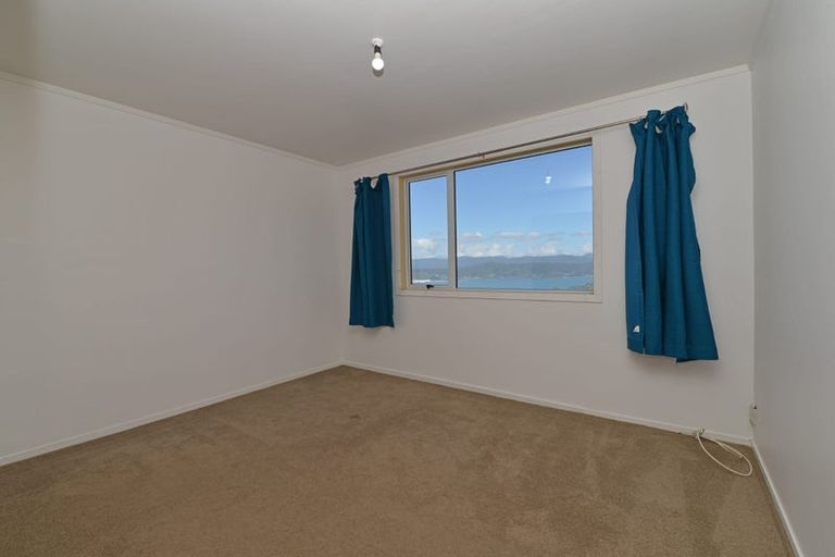 Photo of property in 5a Edgecombe Street, Newlands, Wellington, 6037