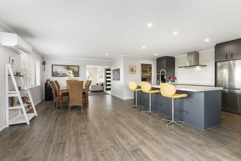 Photo of property in 10 Grenache Way, Kumeu, 0810