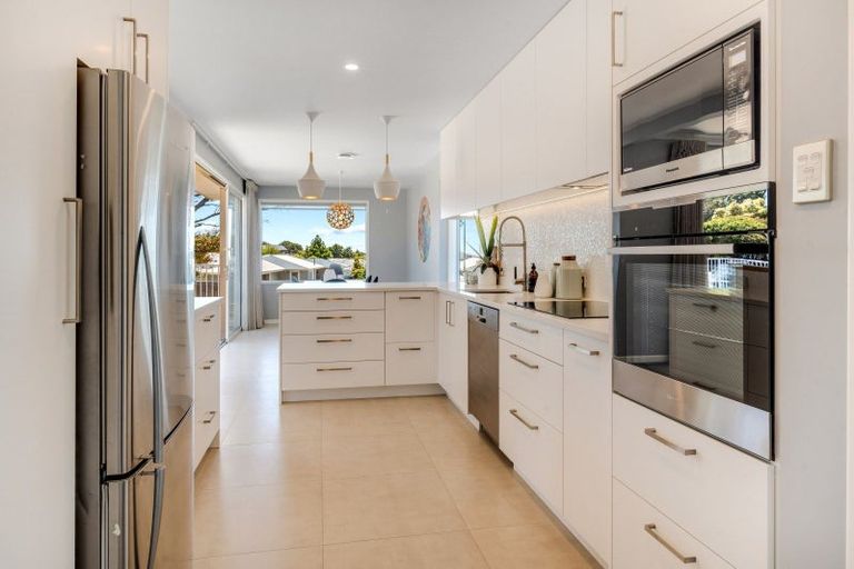 Photo of property in 17 Advene Road, Cockle Bay, Auckland, 2014