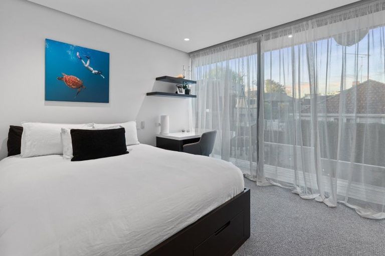 Photo of property in 222 Hurstmere Road, Takapuna, Auckland, 0622