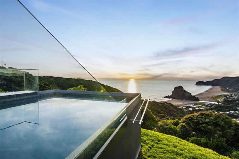 Photo of property in 81 Piha Road, Piha, New Lynn, 0772